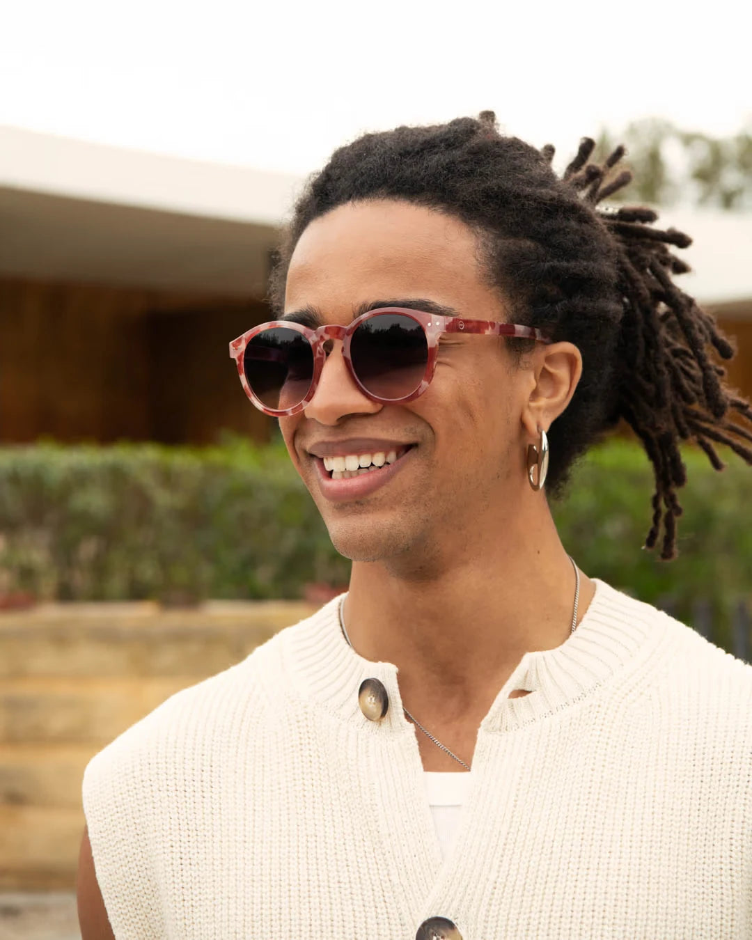 Mężczyzna w okularach Izipizi #M Wild Hooves, stylizacja lifestyle
