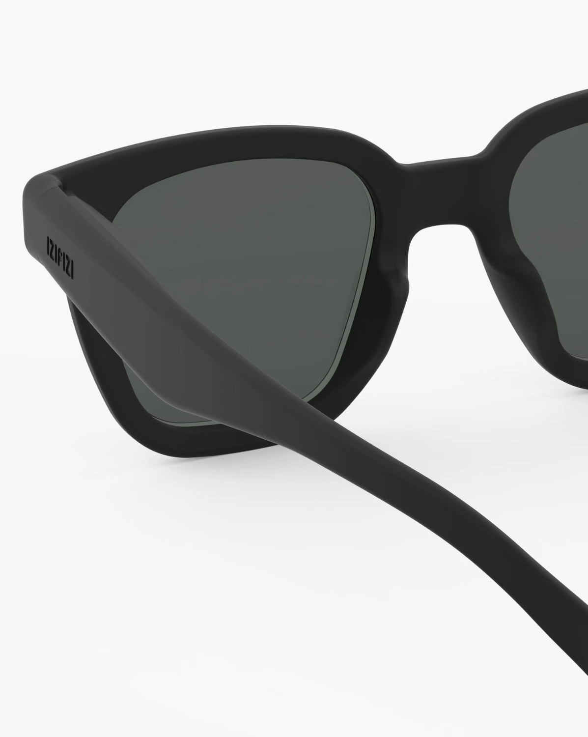 Okulary Izipizi #ROAD Black – detal oprawki i soczewki
