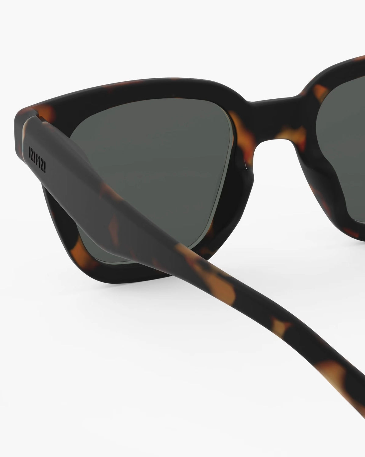 Okulary Izipizi #ROAD Tortoise – detal oprawki i soczewki
