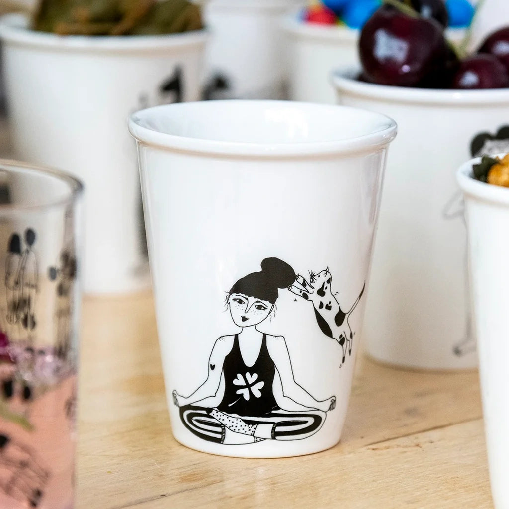 Porcelanowy kubek zen with cats –Helen Blanchaert na stole SLOU
