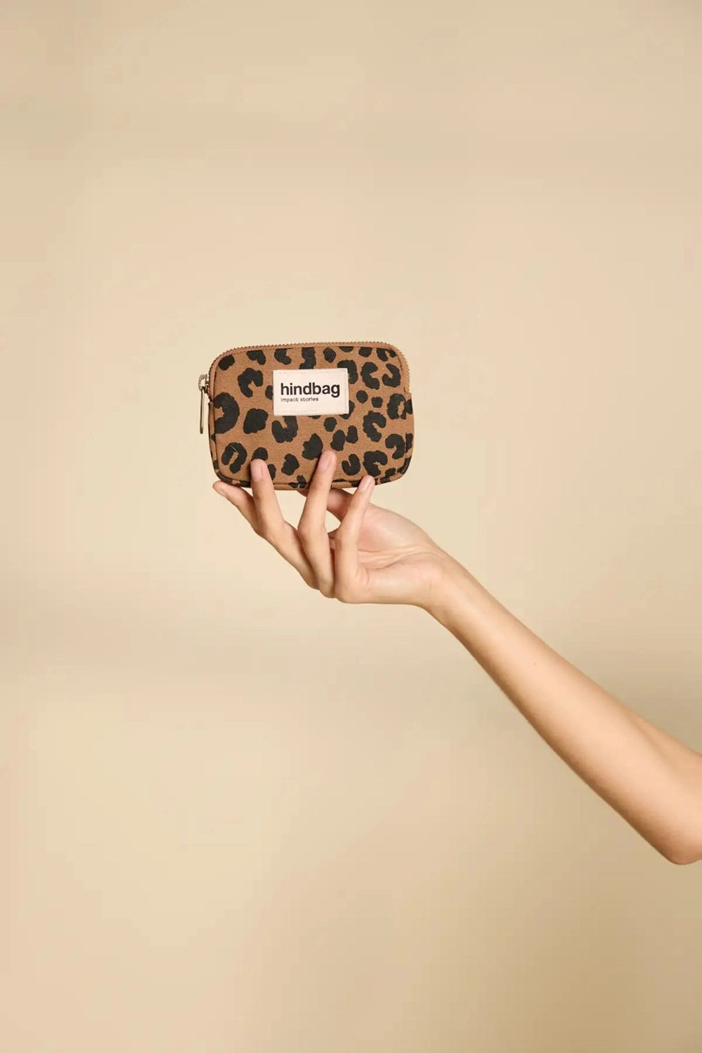 Portfelik Lili Leopard Cannelle – Hindbag w ręce SLOU