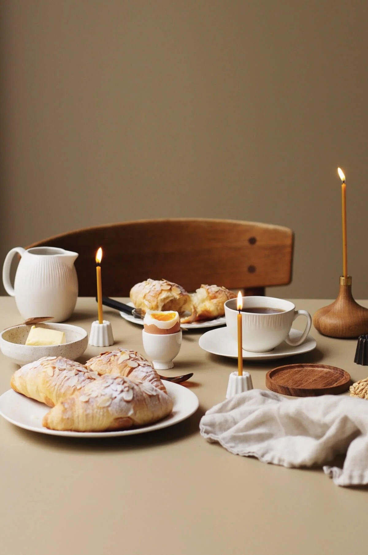 Biały porcelanowy świecznik