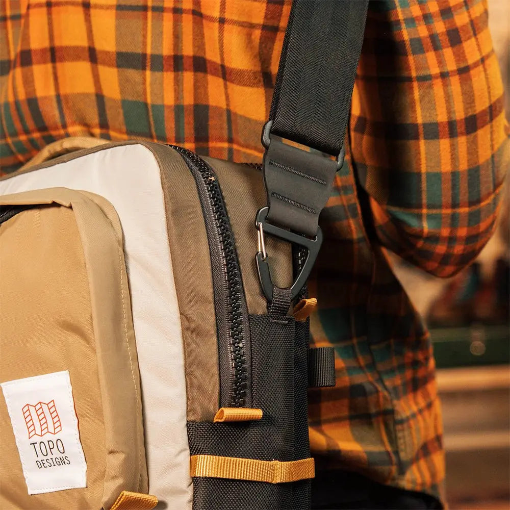 Torba Global Briefcase 20L – Topo Designs Olive/Dark Khaki widok na modelu