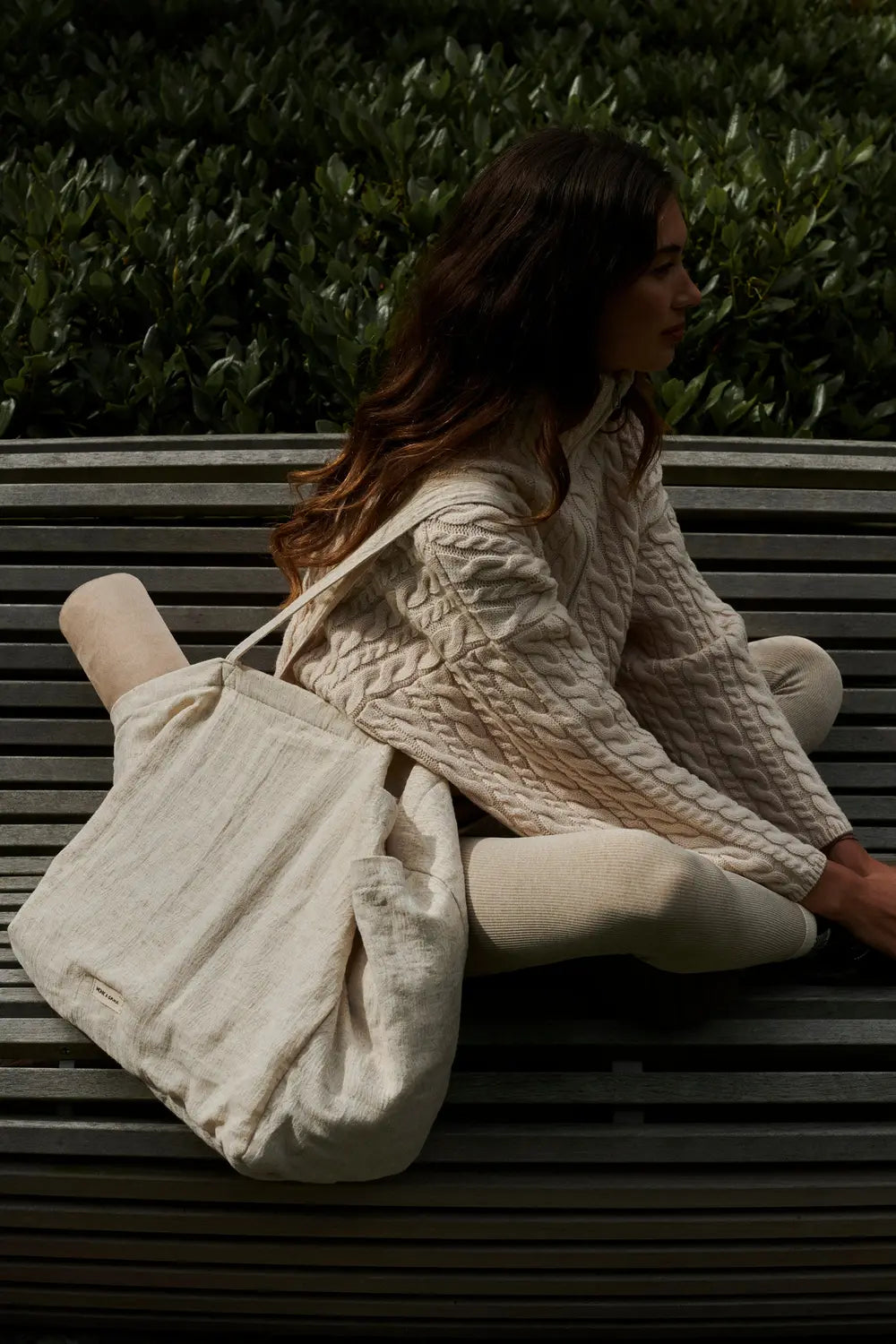 Torba Shopper Kyodaina Dunes od Monk and Anna.webp modelka