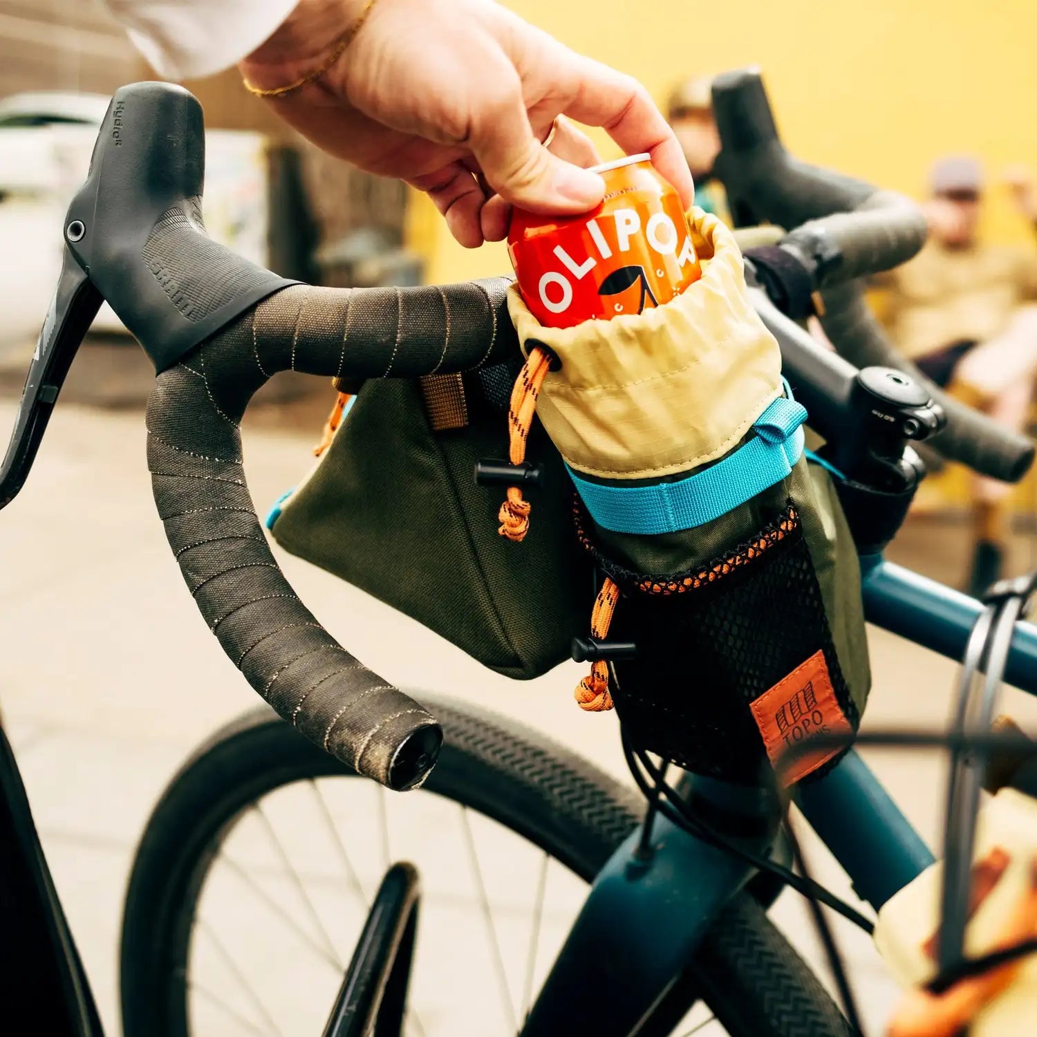 Torba Uchwyt na butelkę Mountain Hydro Sling – Topo Designs na rowerze