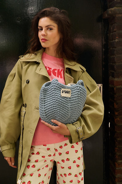 Torba pleciona niebieska Crochet Bag Sky – Sticky Sis z modelką