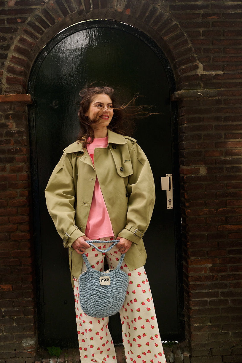 Torba pleciona niebieska Crochet Bag Sky – Sticky Sis z modelką