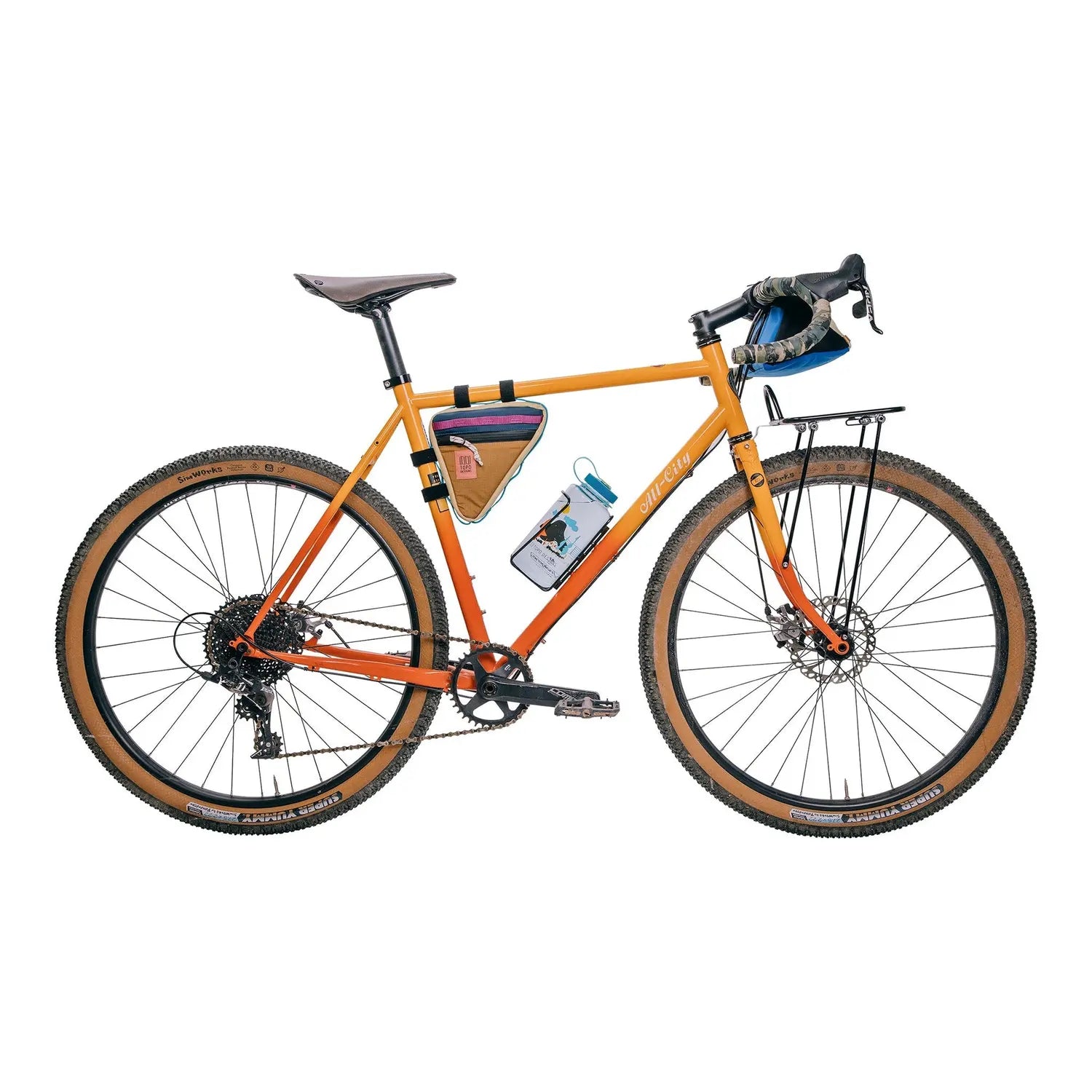 Torba rowerowa Bike Frame Bag – Topo Designs woodland teracota na ramie roweru widok całego roweru