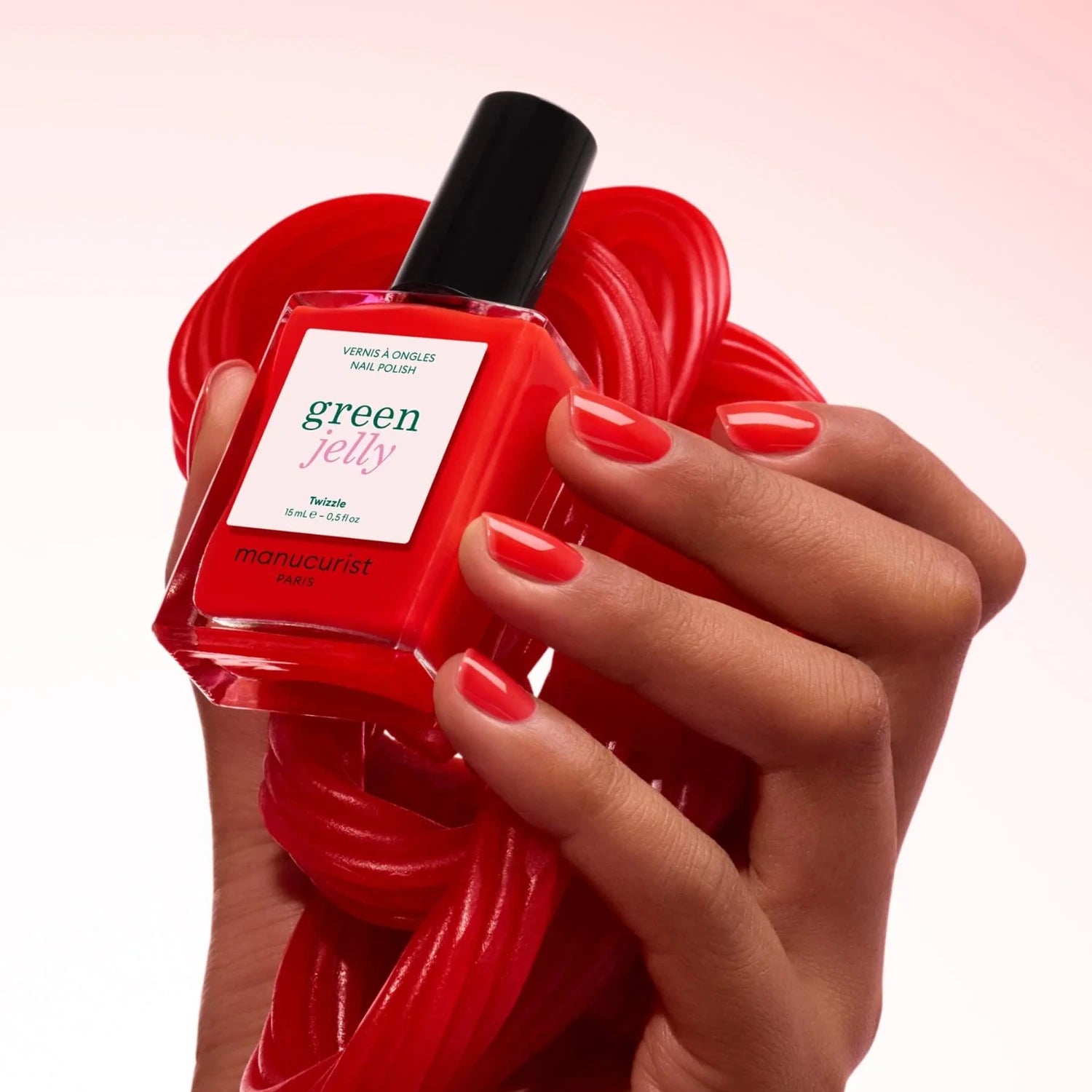 akier do paznokci Green Jelly – Twizzle od Manucurist dłoń
