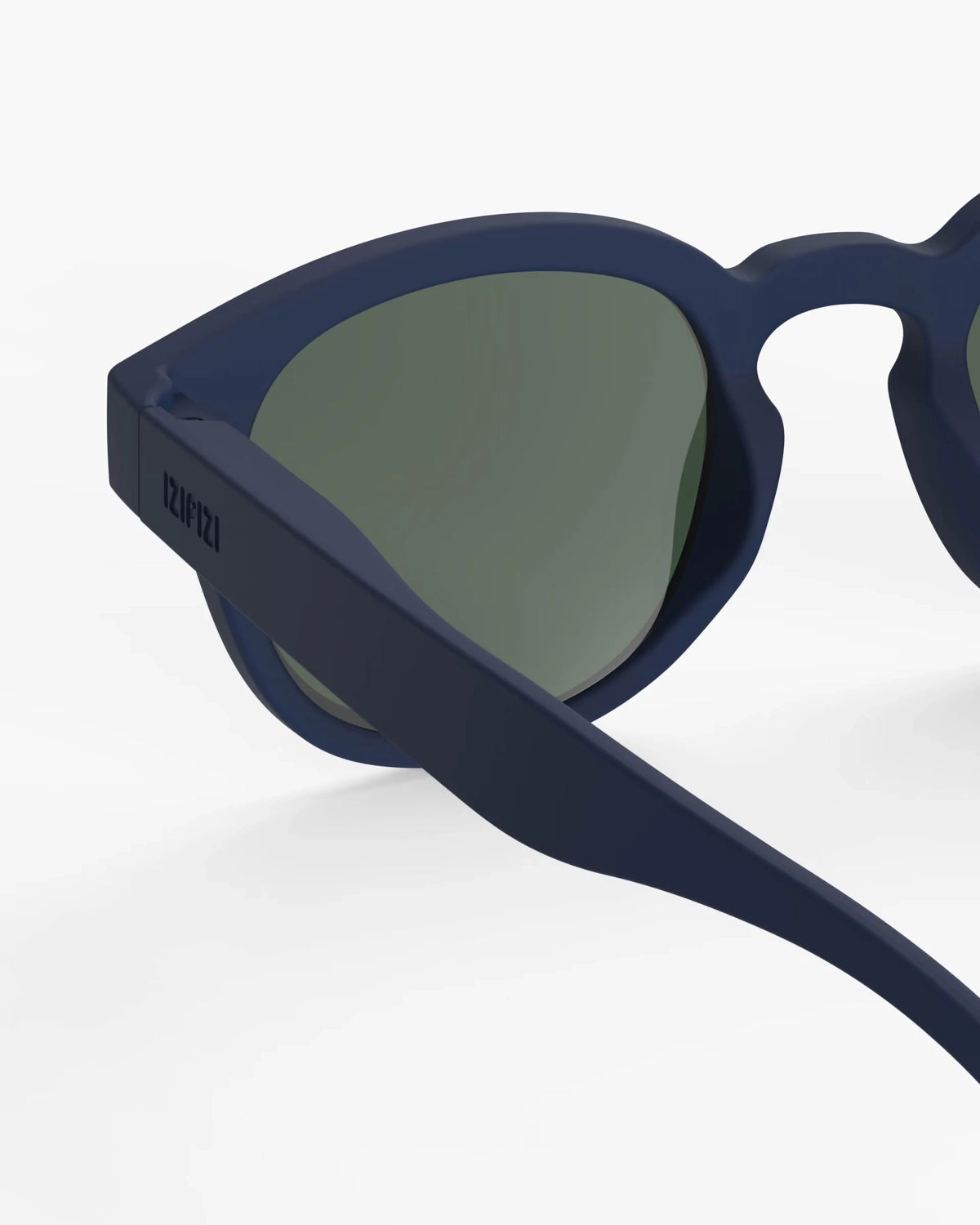 Okulary Izipizi Navy Blue – detal oprawki i soczewki
