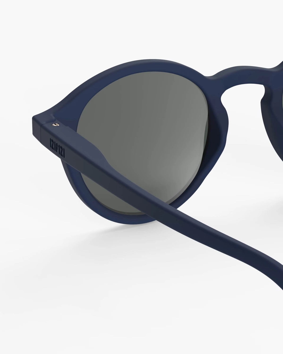Okulary Izipizi #D Navy Blue – detal oprawki i soczewki
