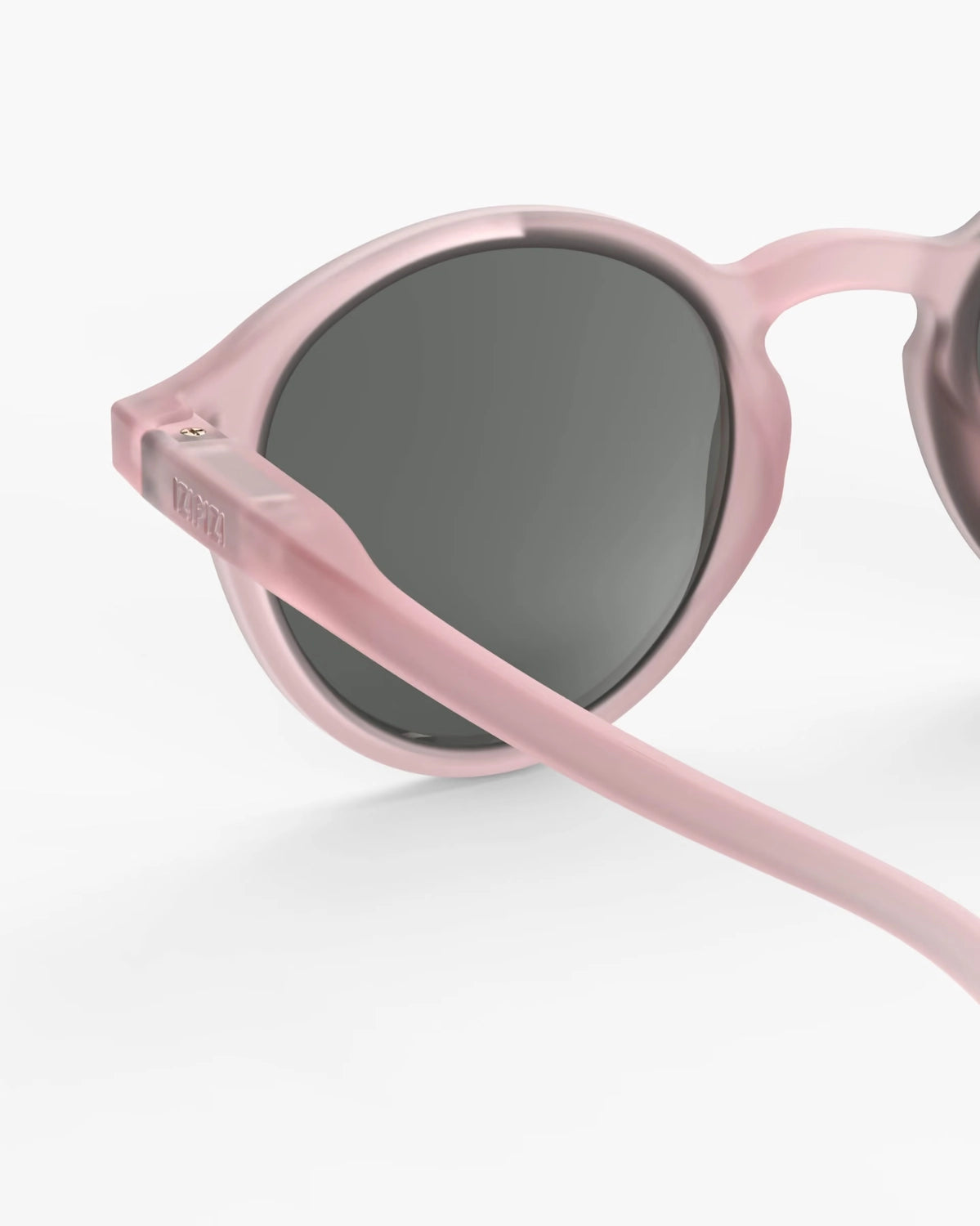Okulary Izipizi #D Pink – detal oprawki i soczewki
