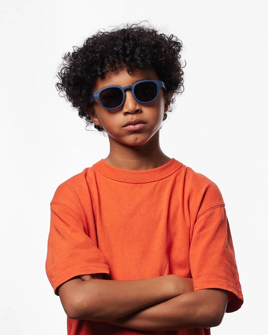 Dziewczynka w okularach Izipizi Navy Blue, stylizacja dziecięca
