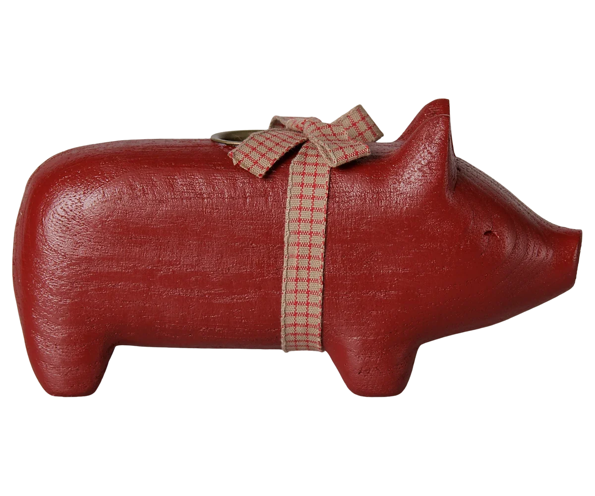 Drewniany świecznik świnka Medium Red od Maileg SLOU