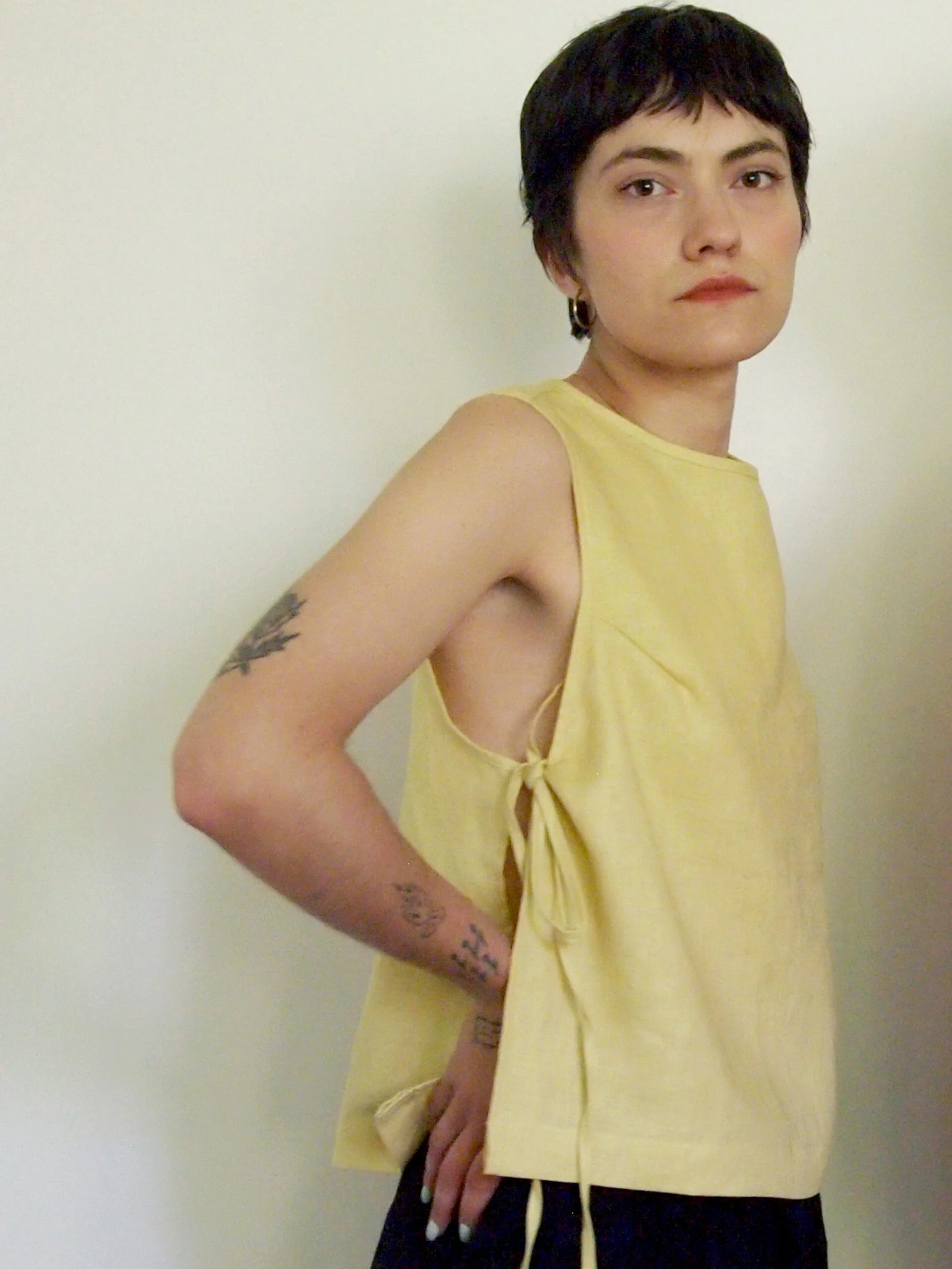 Top z wiązaniem po bokach czarny