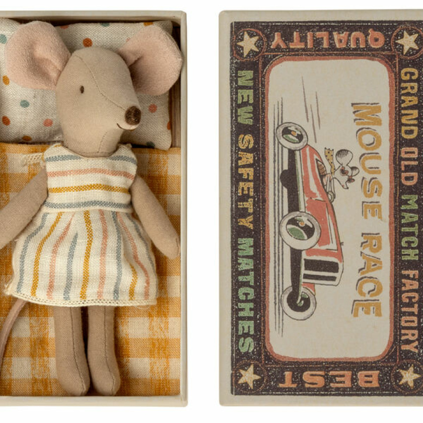 Myszka dziewczynka w pudełku po zapałkach z poduszeczką w kolorowe kropki i kołderką w żółtą kratkę