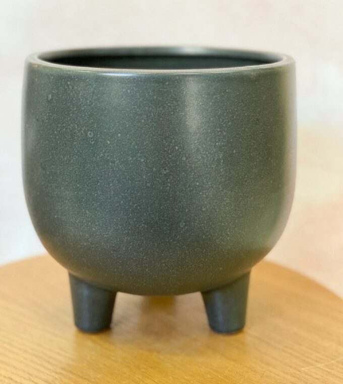 Ceramiczna osłonka na trzech nóżkach w stalowo-czarnym odcieniu