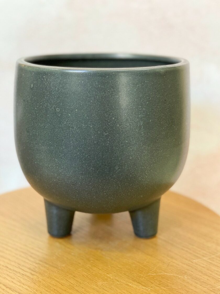 Ceramiczna osłonka na trzech nóżkach w stalowo-czarnym odcieniu