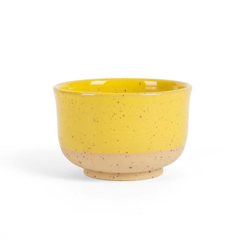 ceramiczna miseczka do matchy Nikko w kolorze żółtym i beżowym z małymi brązowymi kropeczkami