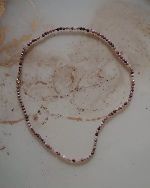 slou-magda-paszkiewicz-naszyjnik-nawleczone-rodonit