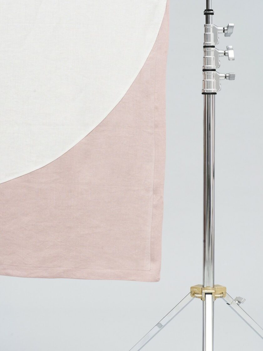 Zbliżenie materiału ręcznika w kolorze pudrowego różu i białego.