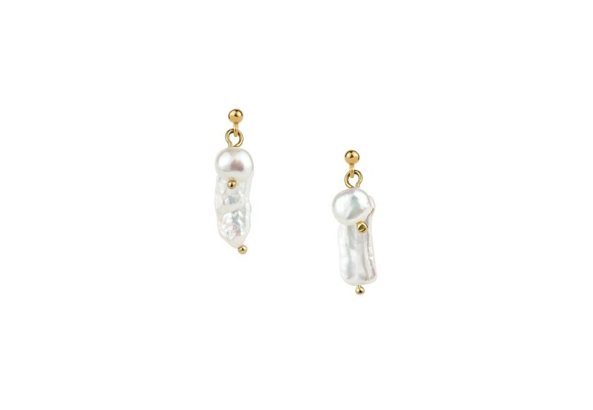 Kolczyki z dwiema perłami o różnej wielkości i kształcie, w naturalnym, perłowym kolorze. Zapieńcie typu sztyft.