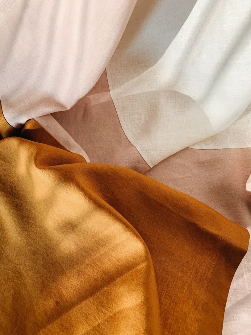 Zbliżenie narzuty na łóżko, części tkaniny w brązowym, różowym i białym kolorze.
