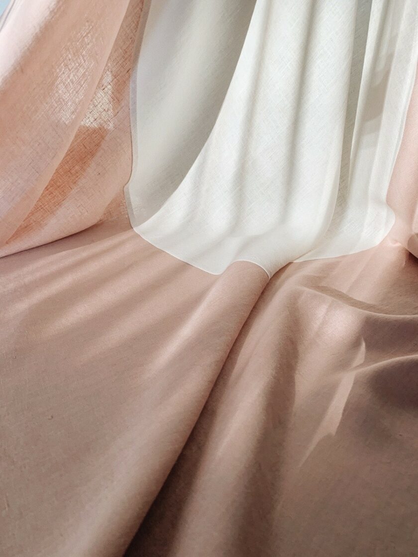 Zbliżenie narzuty na łóżko, części tkaniny w różowym i białym kolorze.