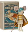 Myszka superhero w pudełku po zapałkach