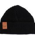 Zimowa czapka dziecięca czarna z wywinięciem materiału do góry i skórzaną naszywką z logo