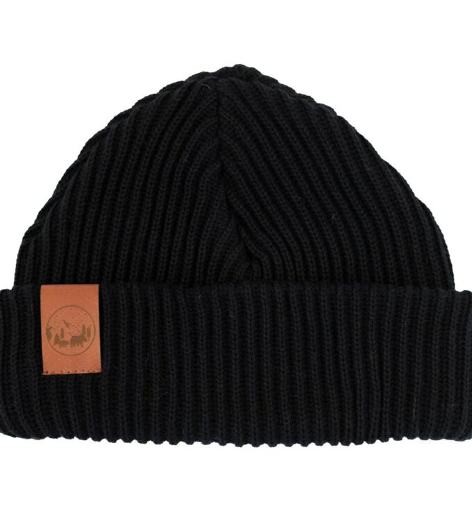 Zimowa czapka dziecięca czarna z wywinięciem materiału do góry i skórzaną naszywką z logo