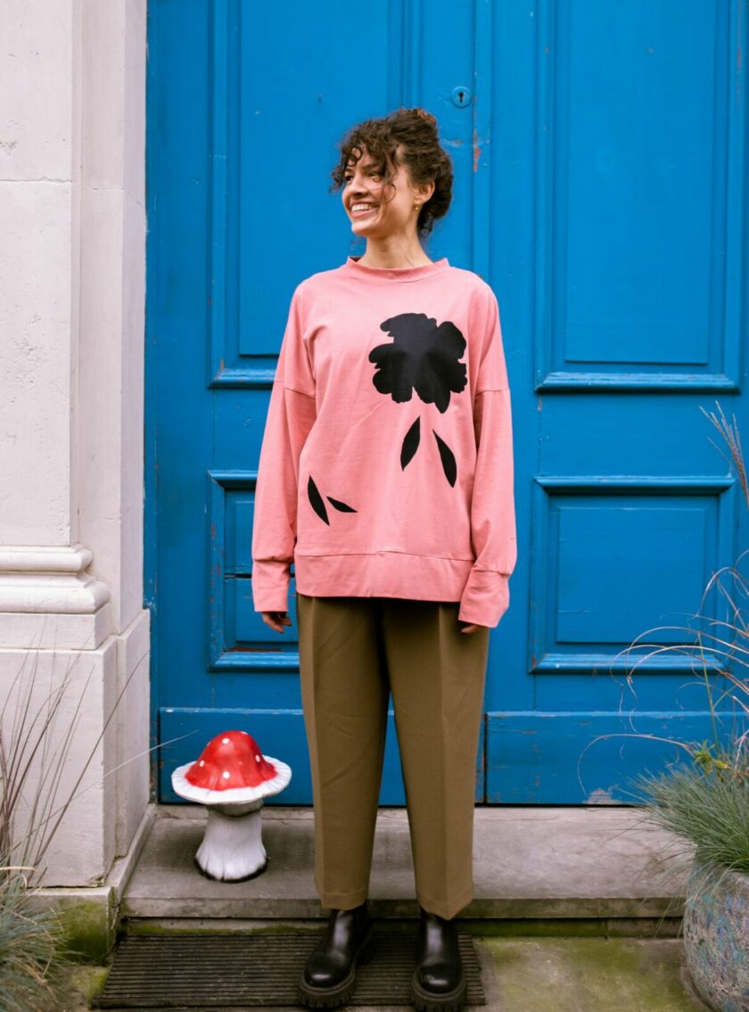Bluza Baudelaire Rose w kolorze różowym z czarnym nadrukiem