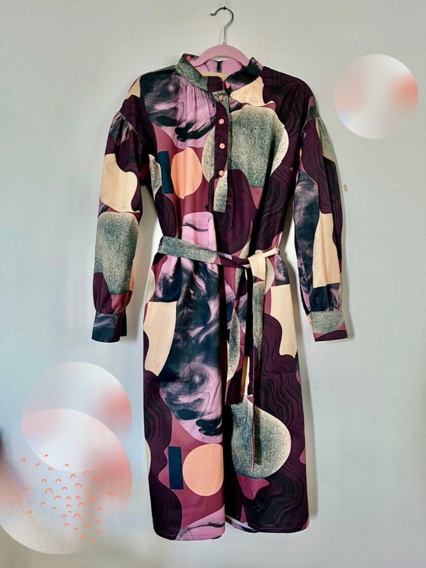 Sukienka Aspen w kolorach fioletu, czerni i beżu, w abstrakcyjne wzory.