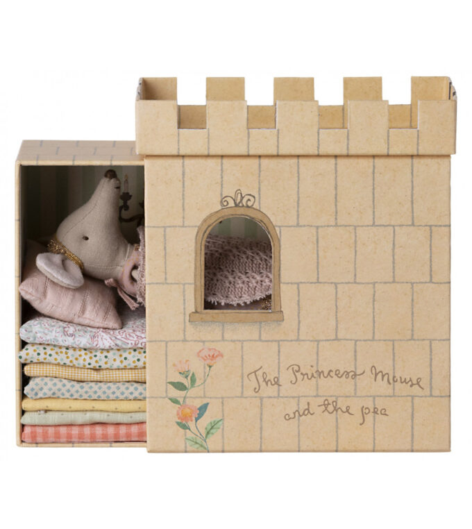 Myszka Księżniczka na ziarnku grochu