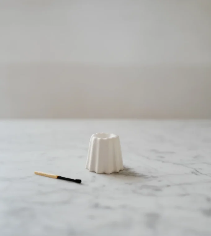 Porcelanowy świecznik biały błyszczący