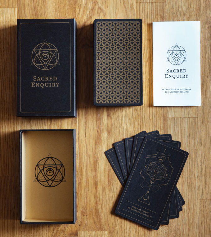 Sacred Enquiry- karty z książką