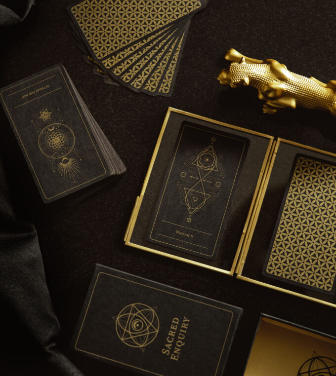 Sacred Enquiry- karty z książką