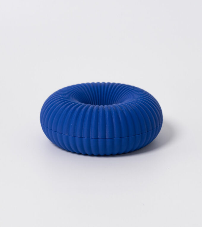 slou-gibki-design-donut-prosty-pojemnik-na-bizuterie-niebieski