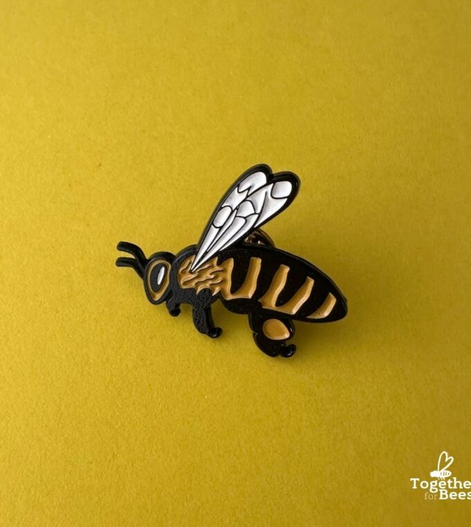 slou-together-for-the-bees-pin-pszczola-zuza-misko