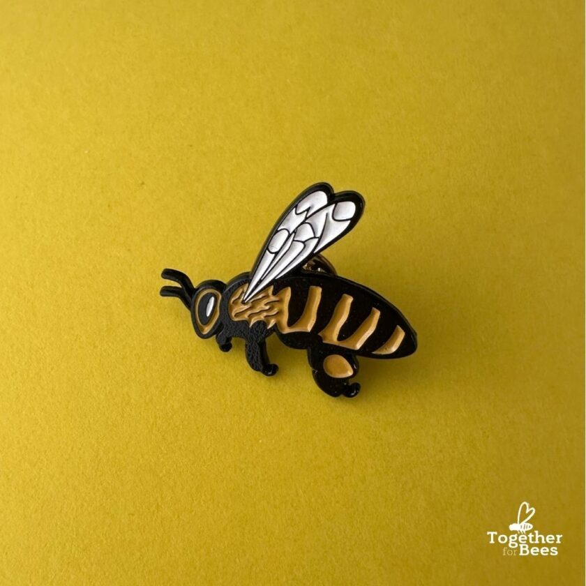 slou-together-for-the-bees-pin-pszczola-zuza-misko