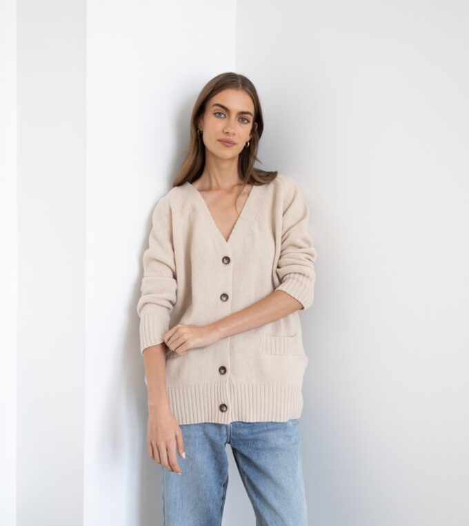 slou-lucky-handmade-kardigan-taylor-biszkoptowy