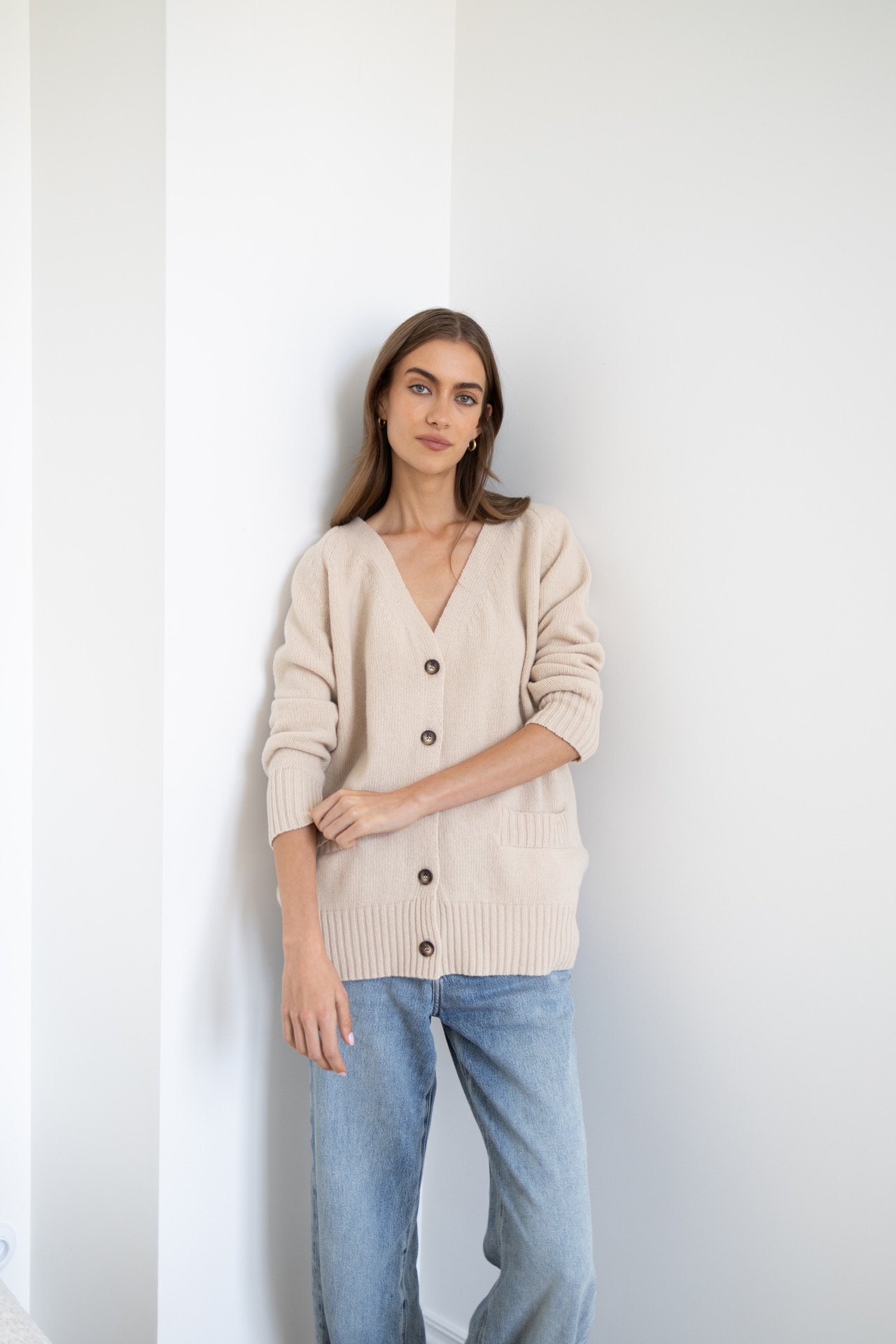 slou-lucky-handmade-kardigan-taylor-biszkoptowy