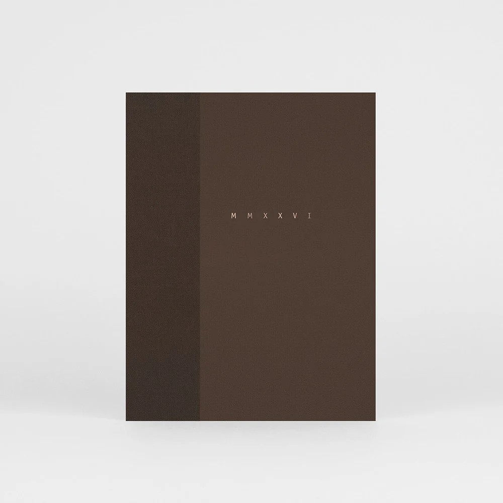 slou-papierniczeni-kalendarz-klasyk-mmxxvi-kakao