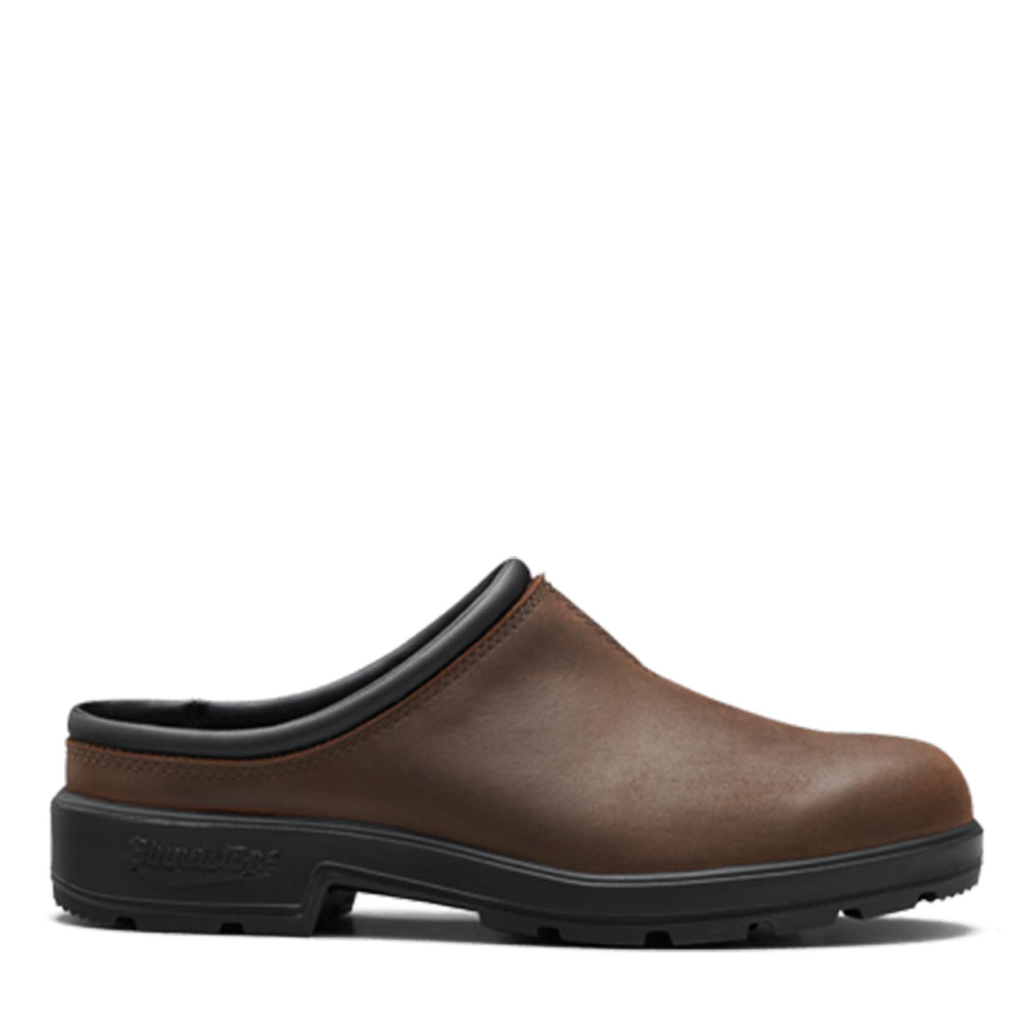 Chodaki Blundstone Clog Antique Brown – widok z boku na białym tle.