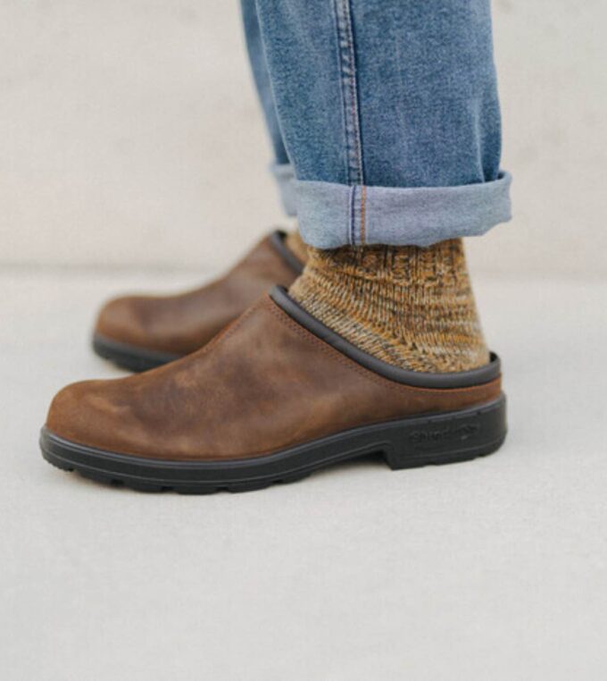 Chodaki Blundstone Clog Antique Brown – stylizacja na nodze, z profilu.