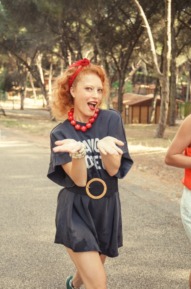 Sukienka T-shirtowa Washed Black Dance Society Print - obrazek 2